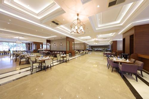 Restorāns vai citas vietas, kur ieturēt maltīti, naktsmītnē Juju Premier Palace Hotel Ex Amara Premier Palace