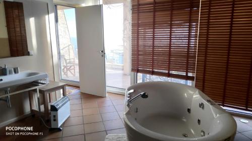 un baño con bañera y lavabo en Budzhaka Villa, en Sozopol
