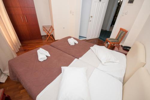 Postel nebo postele na pokoji v ubytování Cecil Hotel