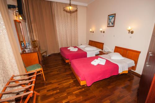 Postel nebo postele na pokoji v ubytování Cecil Hotel
