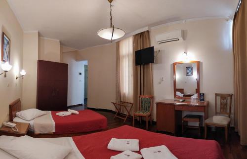 Postel nebo postele na pokoji v ubytování Cecil Hotel