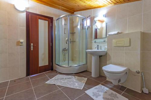 y baño con ducha, aseo y lavamanos. en Paradise Town Villa Alison 100 MBPS free wifi, en Belek