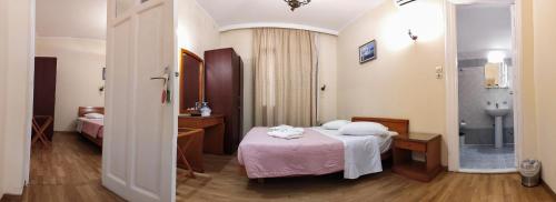 Postel nebo postele na pokoji v ubytování Cecil Hotel