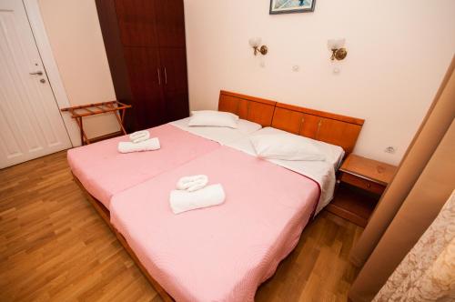 Postel nebo postele na pokoji v ubytování Cecil Hotel