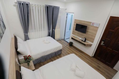 Una cama o camas en una habitación de Dinh Cat Hotel Dalat