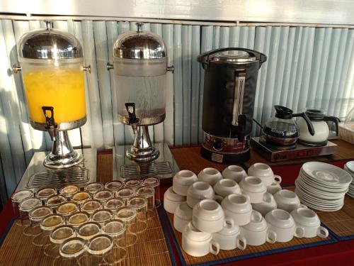 Příslušenství pro přípravu čaje a kávy v ubytování Chareena Garden