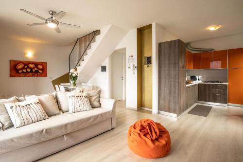 ein Wohnzimmer mit einem Sofa und einer Küche in der Unterkunft Il Giardino Di Lory in Vercana