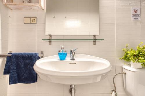 A bathroom at Vistas al Mar. Gran Terraza