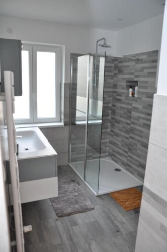 une salle de bain avec douche et lavabo dans l'établissement Villa Vauban, à Sélestat