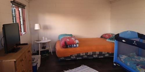 - une chambre avec 2 lits et une télévision à écran plat dans l'établissement Billig og Hyggelig Overnatning i Skive Cheap and Cozy Accommodation No 34, à Skive