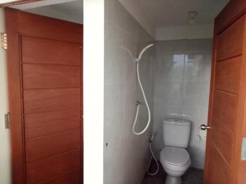 Un baño de Amed Stop Inn Homestay, Rooftop Restaurant and Bar