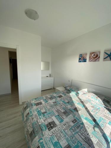 a white bedroom with a bed and a white wall at casa al mare in Varazze
