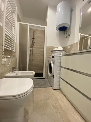 a bathroom with a toilet and a washing machine at casa al mare in Varazze