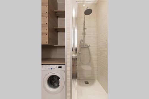 - une buanderie avec un lave-linge dans la salle de bains dans l'établissement HSH Amsterdam St-Lazare Luxury & Design Apartment 6P-2BR, à Paris