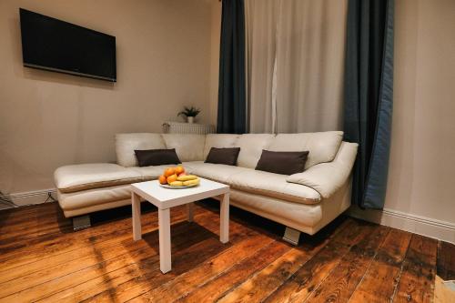 - un salon avec un canapé et une table avec des fruits dans l'établissement Appartement Deluxe, à Worms