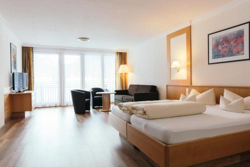 Uma televisão e/ou sistema de entretenimento em Hotel Weisseespitze