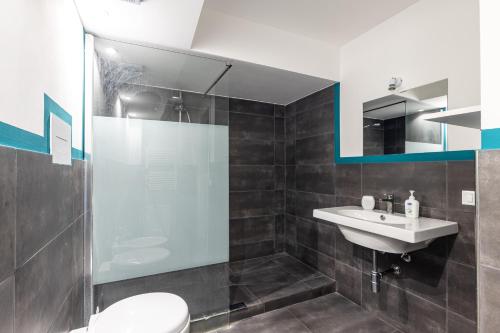 A bathroom at 90100