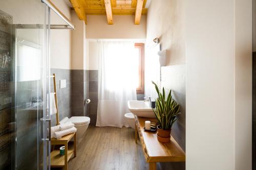 La salle de bains est pourvue d'un lavabo, de toilettes et d'une douche. dans l'établissement Locanda All'Avanguardia, à Solférino