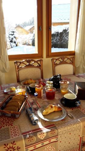una mesa con un mantel con comida. en Chambre d'hôtes - La Maurillonnette en Saint-Pancrace