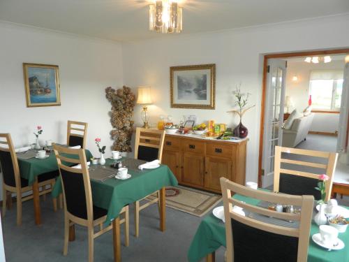 a dining room with two tables and a kitchen at Wardicott in Back
