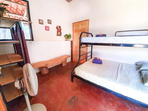 Двухъярусная кровать или двухъярусные кровати в номере Casa Ital-Tico, Playa Negra