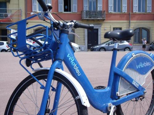 ein blaues Fahrrad, das an der Straßenseite geparkt ist in der Unterkunft Nizza - Boutique Wohnung - near Hotel Negresco in Nizza