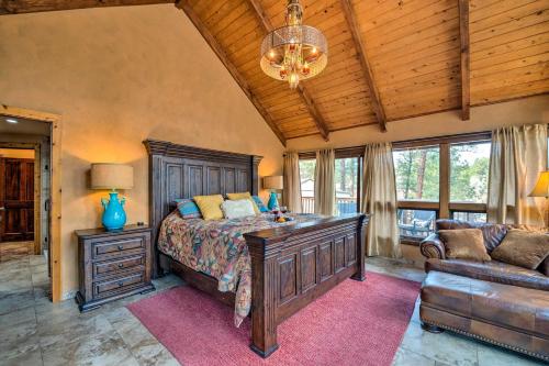 um quarto com uma cama grande e um sofá em Central Ruidoso Mountain Home with Step-Free Access! em Ruidoso