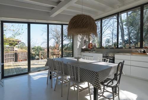 comedor con mesa y sillas en la cocina en Casa Candela, en Posada