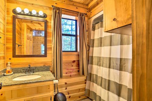 Ένα μπάνιο στο Southern Hills Cabin Near Beavers Bend State Park!