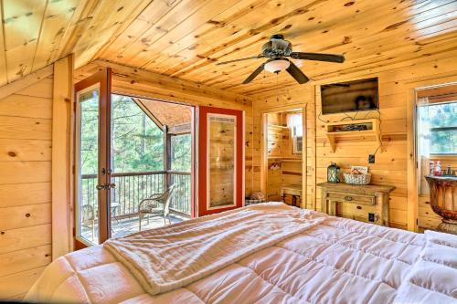 Ένα ή περισσότερα κρεβάτια σε δωμάτιο στο Southern Hills Cabin Near Beavers Bend State Park!