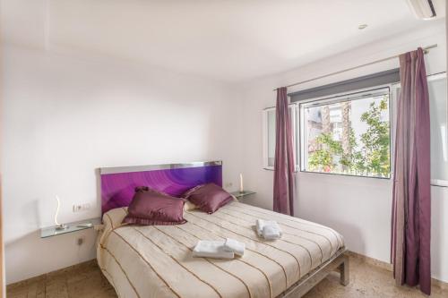 sypialnia z dużym łóżkiem i oknem w obiekcie Chalet Can Parragó w Can Picafort