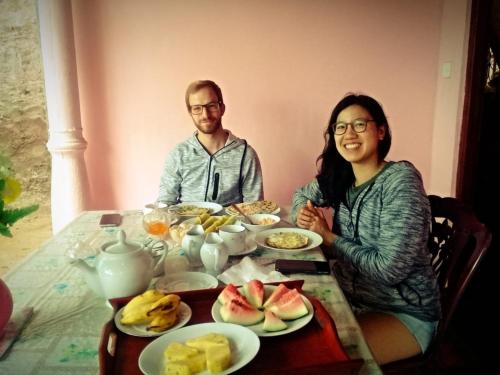 dos personas sentadas en una mesa con platos de comida en Ella Summer Lesser en Ella