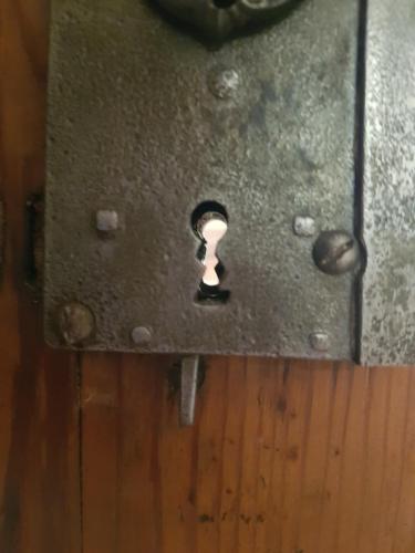 a lock on a door with a light on it at Hotel Restaurant Toscana Naumburg in Naumburg