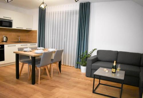 Apartmány Runi في ستارا ليسنا: غرفة معيشة مع طاولة وأريكة