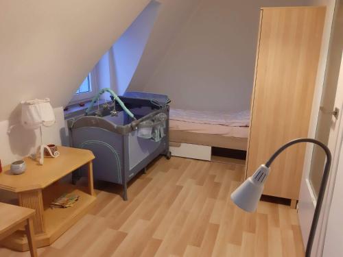 ein kleines Zimmer mit einem kleinen Bett und einer Lampe in der Unterkunft Apartament Magdalenka in Władysławowo
