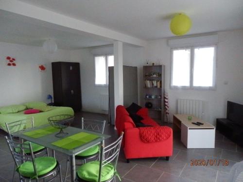 a living room with a red couch and a table at corse location in Linguizzetta