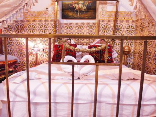 Riad Chennaoui tesisinde bir odada yatak veya yataklar