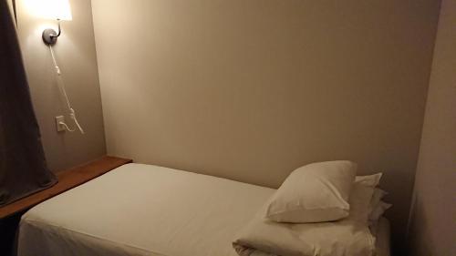Giường trong phòng chung tại Guest House Yadomaru