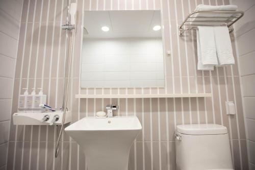 Gallery image of Gguljam Hotel in Yeosu