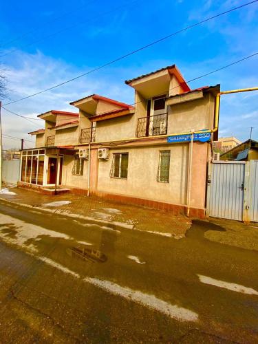 un antiguo edificio al lado de una calle en Esentai Hostel en Almaty
