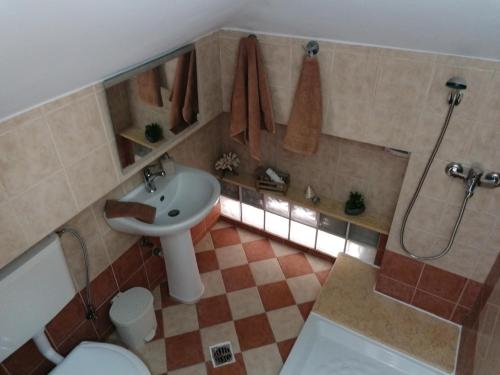 un bagno con lavandino, doccia e WC di THEOS APARTMENTS a Calimno (Kalymnos)