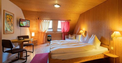 una camera da letto con un grande letto in una camera in legno di Hotel Garni Bären Rüegsau a Ruegsau