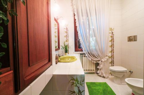 een badkamer met een wastafel en een toilet bij Vitti's Home Verona in Verona