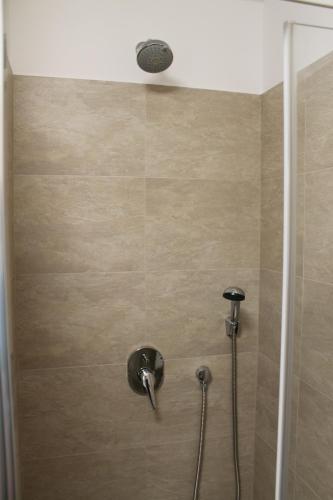 łazienka z prysznicem z głowicą prysznicową w obiekcie Apartmán Renata - Slunečná louka w mieście Cerny Dul
