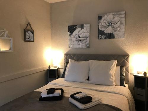 um quarto de hotel com uma cama com duas toalhas em L'étape, Appartement près voie verte, randonnées em Pouilly-sous-Charlieu