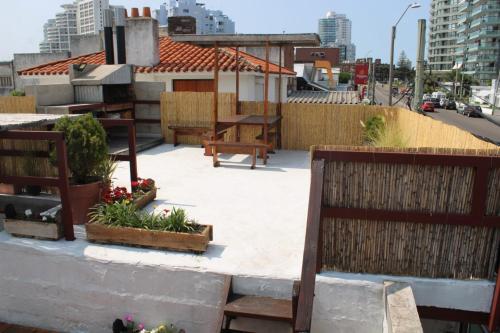 un patio con macetas en la parte superior de un edificio en Casa/apartamento Punta Del Este, en Punta del Este