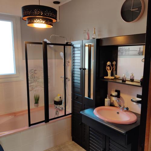 une salle de bain avec un lavabo et une douche dans l'établissement Coup de cœur assuré ! CALM Comme à la Maison ! maison spacieuse avec grande terrasse pour 2 à 5 personnes proximité Granville et mer avec wifi et parking gratuits, à Granville