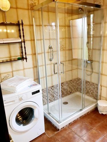 a washing machine in a bathroom with a shower at Duplex de encanto en Isla Playa in Arnuero