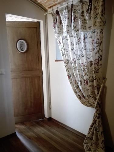 a room with a door and a curtain next to a door at La Mianda in Ceres