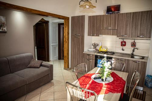 リングアグロッサにあるCasa Vacanze Etnaのキッチン、リビングルーム(テーブル、ソファ付)
